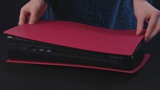 Kolorowe panele PS5 z bliska. Sony pokazuje wymienne panele