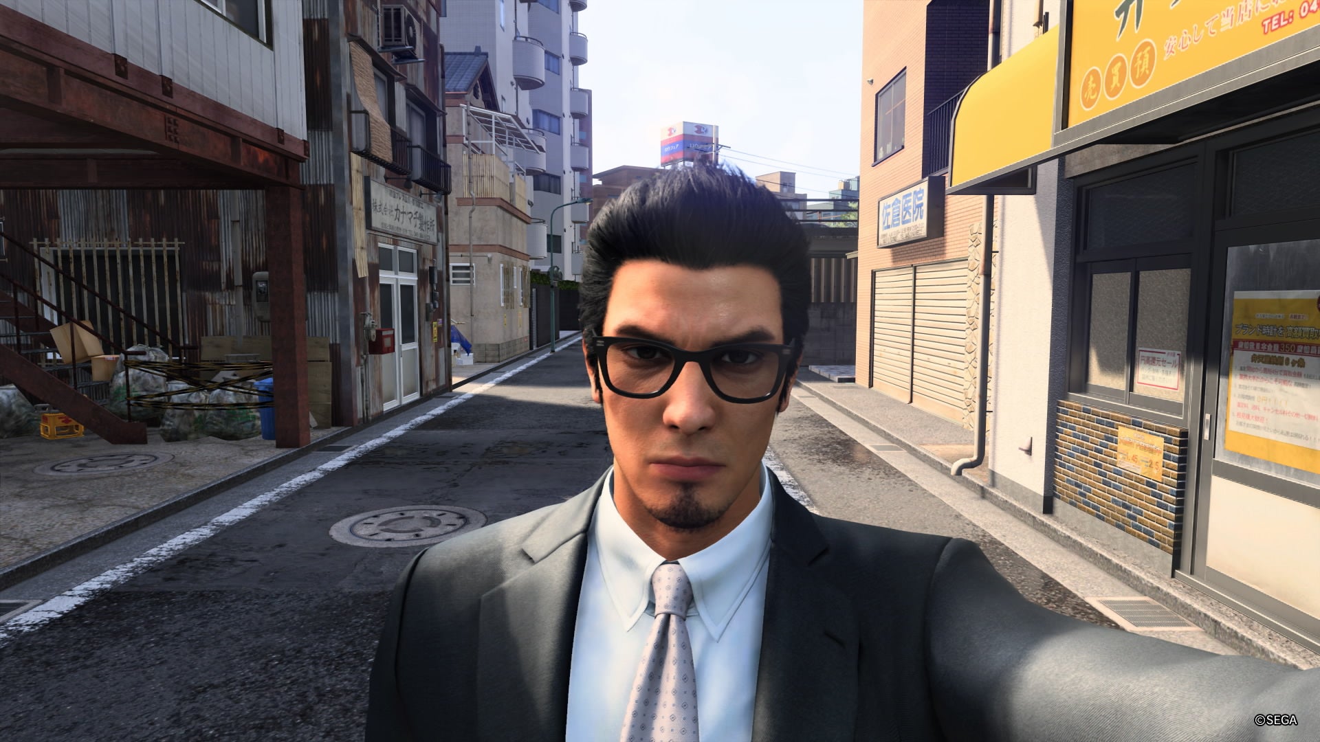 Like a Dragon Gaiden screenshot showing Kiryu taking a selfie