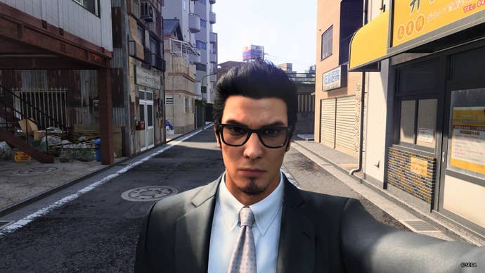 Like a Dragon Gaiden screenshot showing Kiryu taking a selfie