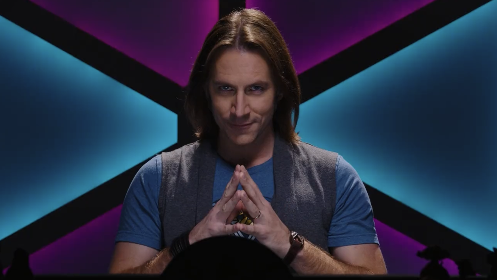 Matthew Mercer con microfono in una sessione live di Daggerheart