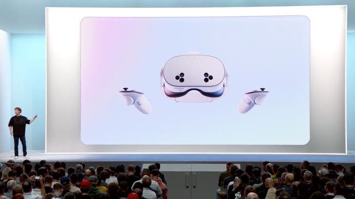 Mark Zuckerberg na scenie, wskazujący na ekran z wyświetlaczem słuchawek Meta Quest 3S.