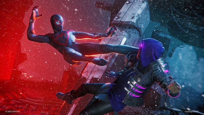 Miles Morales in his Spider-Man kicks an enemy firmly in the head while it’s snowing in Spider-Man: Miles Morales in PC.