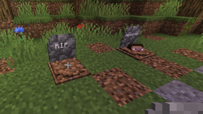 Minecraft'ta, Gravestone Modu'nun bir parçası olarak, çimenlik bir alanda yan yana iki mezar taşı.