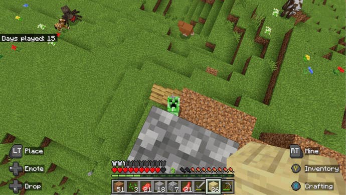 ผู้เล่นที่ดูไม้เลื้อยใน Minecraft ในขณะที่ถือบล็อกไม้ไม้
