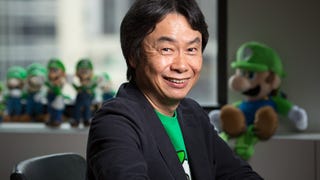 Miyamoto a supervisionar a produção de vários jogos para a Wii U