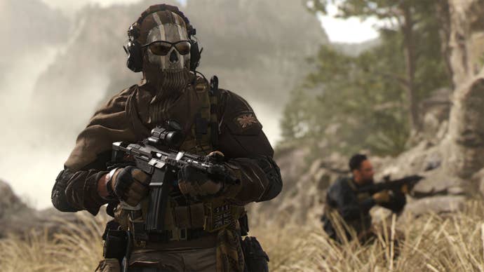 Ghost and his squadmate in walk through a field in Modern Warfare 2.