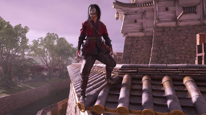 Naoe stands on a castle roof, wearing a creepy onryo mask and a red shinobi costume.