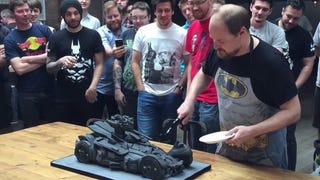 Netherrealm felicita Rocksteady com bolo do Batmobile