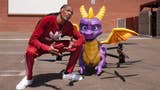 Il drone di Spyro consegna una copia della Reignited Trilogy a Snoop Dogg