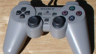 DualSense di PS5 trasformato nel classico controller PS1 è un nostalgico tuffo nel passato