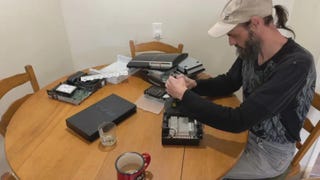 Videogiochi a Natale: un uomo ripara vecchie console e le regala alle famiglie bisognose