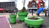 Super Mario invade un comune inglese con dei giganteschi vasi/tubi verdi...odiati dai cittadini