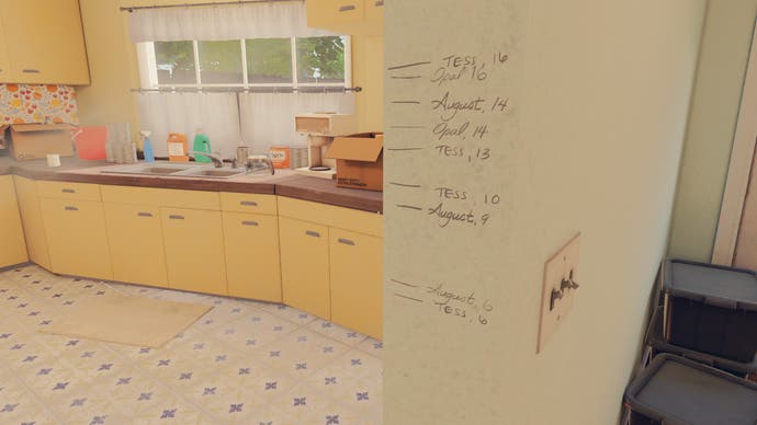 Une cuisine ensoleillée dans la maison de quelqu'un, avec des marqueurs de hauteur sur le mur montrant comment les occupants ont grandi.