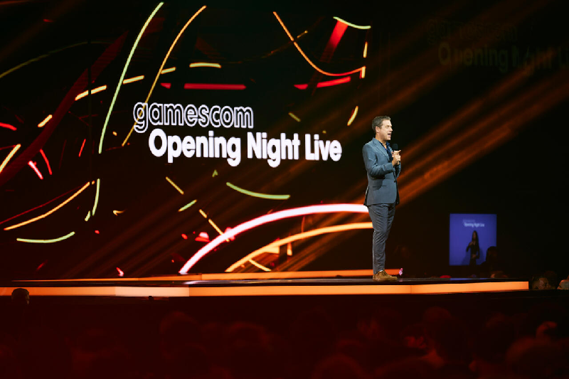 Gamescom ONL, Halle 1, Geoff Keighley stands on-stage with the words gamescom Opening Night Live behind him.