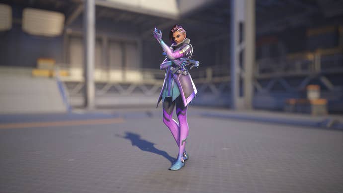 Sombra models her Overwatch 1 skin in Overwatch 2.