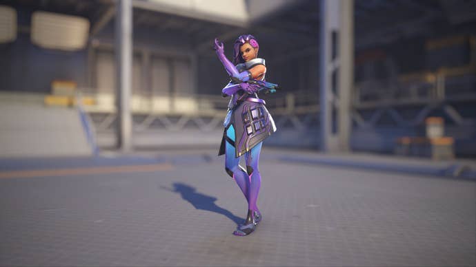 Sombra models her Overwatch 2 default skin.