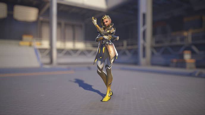 Sombra models her Oro skin in Overwatch 2.