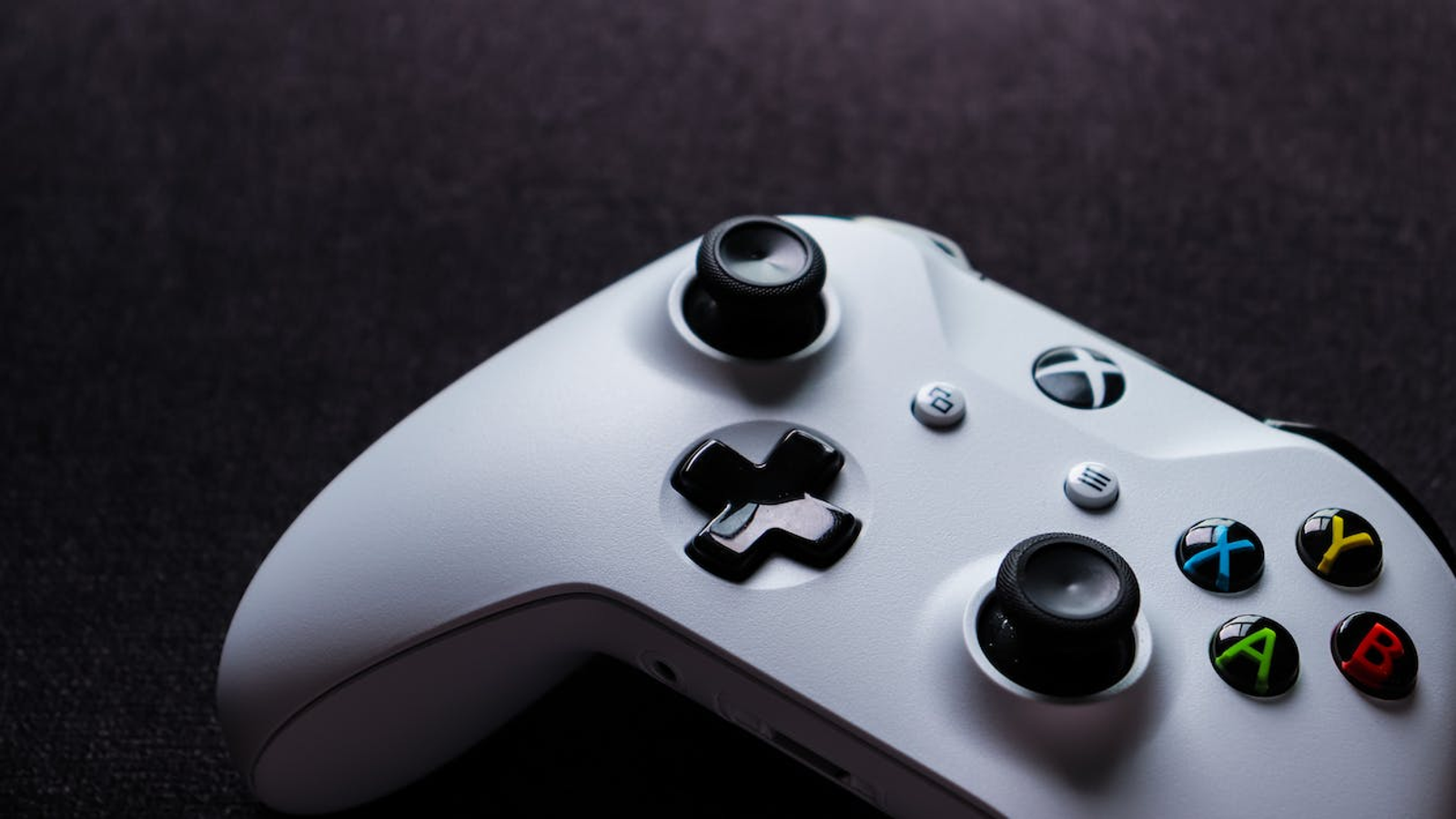 New Xbox controller with swappable battery spotted in huge