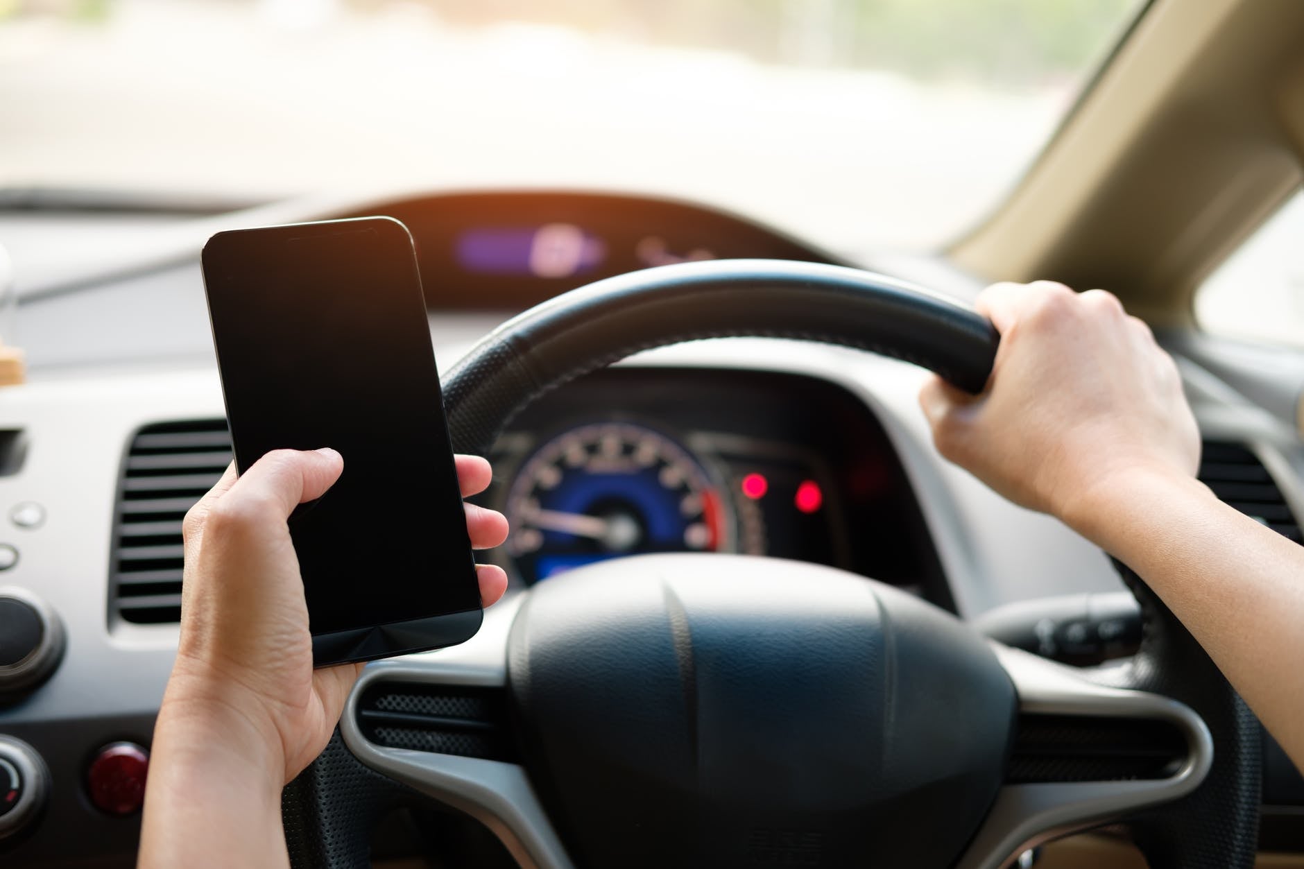 UK government to make all use of mobile phones while driving illegal