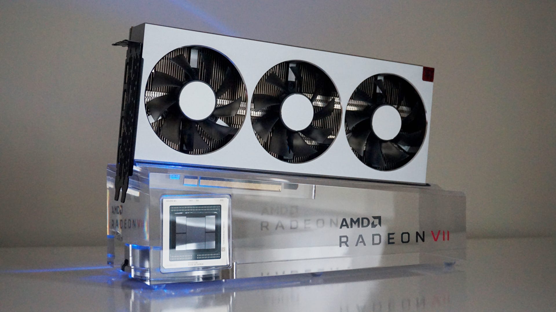 AMD Radeon 7 unboxing: even if it isn't as fast as the RTX 2080, at ...