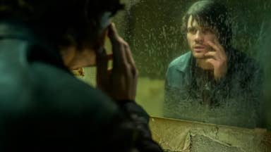 Image of Return to Silent Hill film showing Jeremy Irvine as James looking into grimy mirror