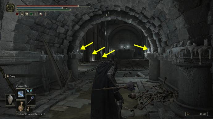 One of the rooms in Elden Ring: Shadow of the Erdtree’s Fog Rift Catacombs where spikes fall from the ceiling. Four yellow arrows show the location of safe alcoves where the player can duck.