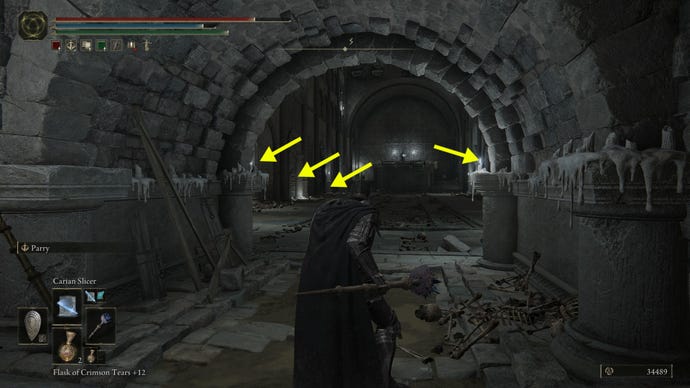 One of the rooms in Elden Ring: Shadow of the Erdtree's Fog Rift Catacombs where spikes fall from the ceiling. Four yellow arrows show the location of safe alcoves where the player can duck.