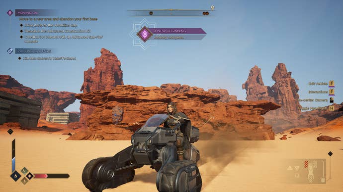 Un personaje de jugadora en Dune Awakening se encuentra en una bicicleta de arena, que pasa más allá de una formación rocosa.