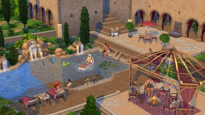 Tangkapan layar dari DLC Riviera Retreat Kit The Sims 4 yang menunjukkan kolam renang bertema Maroko di hari yang cerah dan terik dengan para tamu bersantai di dekatnya.