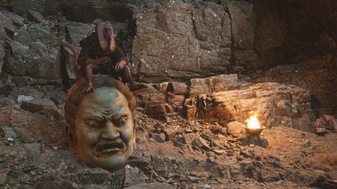 Un mono sentado sobre una roca Skandha en Black Myth Wukong.
