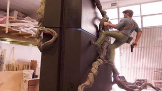 Socha Nathana Draka lezoucího po PlayStation 4