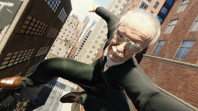Stan Lee in a suit poses for a selfie while swinging across New York in a reskin mod for Marvel’s Spider-Man Remastered.