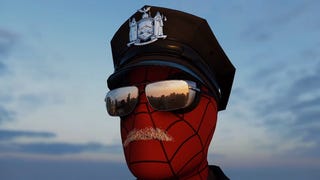 Spider-Man jako policjant z wąsami Stana Lee - sekretna skórka z gry na PS4