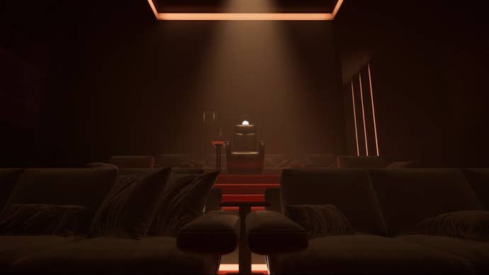 Captura de tela morta mostrando uma sala de cinema mal iluminada em uma mansão, com sofás e um projetor