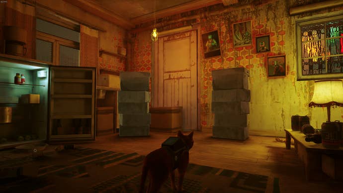 The cat of Stray looks at two piles of boxes in Zbaltazar’s flat.