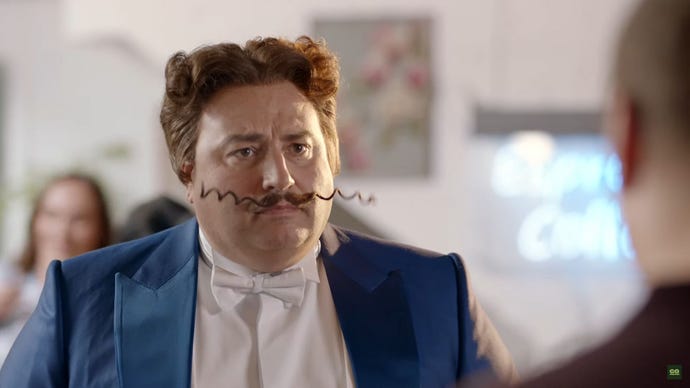 Maskot situs Go Compare yang berkumis itu terlihat kebingungan.