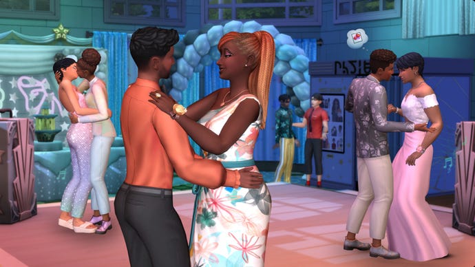 Une scène de bal de promo dans Les Sims 4 Années Lycées.  Au premier plan un jeune couple danse au ralenti, tandis qu'un autre couple s'embrasse en arrière-plan.  D’autres couples peuvent être vus bavarder et flirter sur fond d’arche de ballons et de piste de danse.