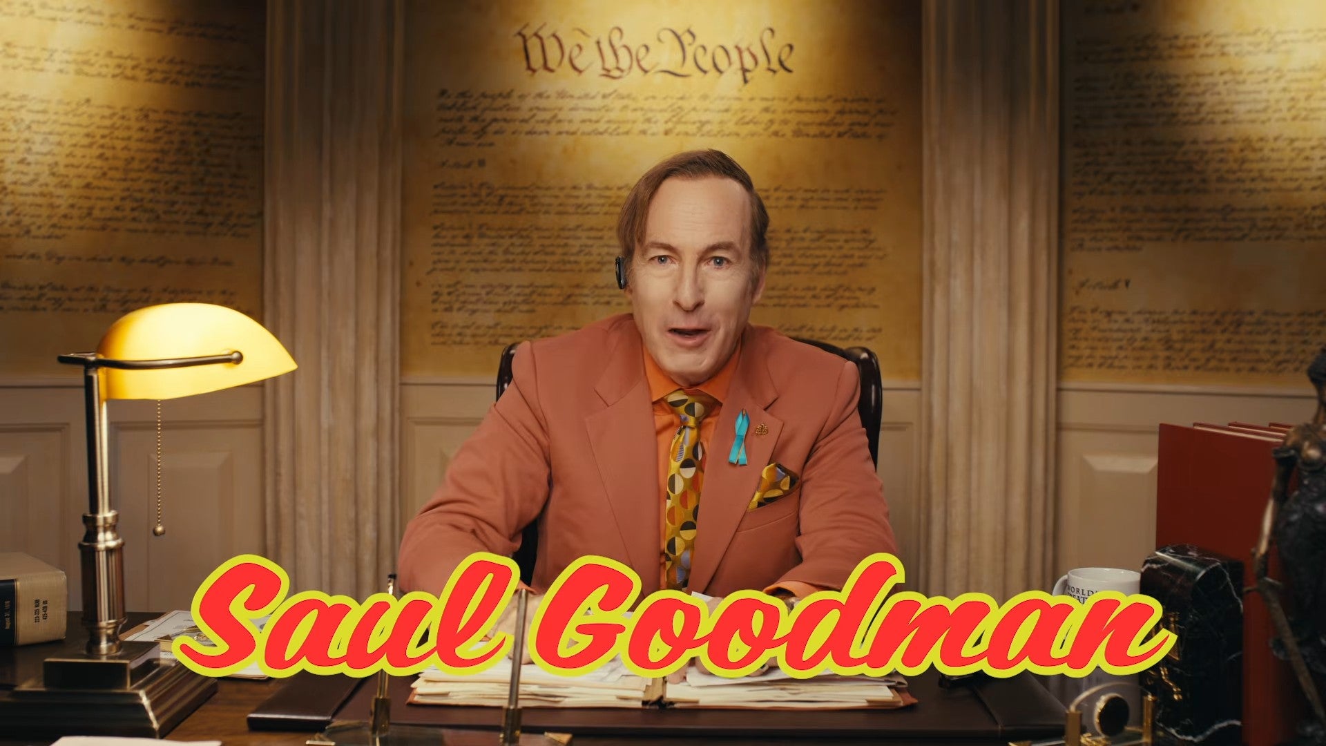 Bob Odenkirk volta a vestir a pele de Saul Goodman num novo vídeo