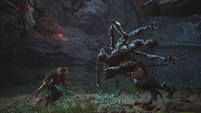 El Destinado corre hacia Venom Daoist mientras los ciempiés pasan por alto la pelea en esta escena de Black Myth: Capítulo 4 de Wukong.