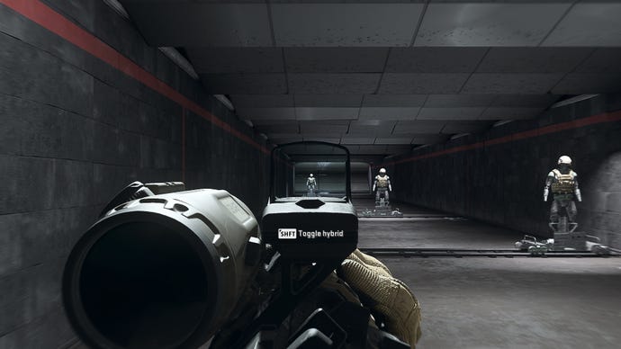The player in Warzone 2.0 aims at a training dummy using the BPZ40 Hybrid optic attachment.