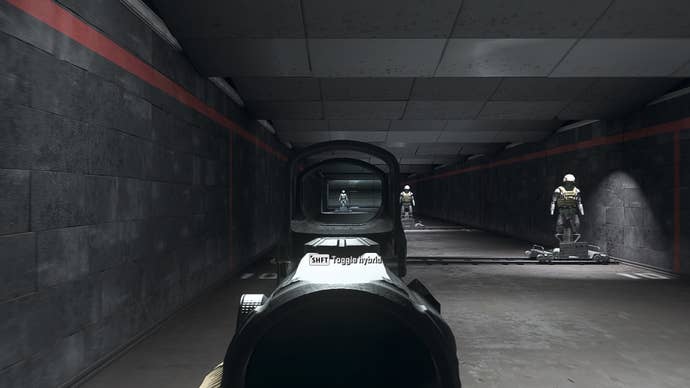 The player in Warzone 2.0 aims at a training dummy using the Hybrid Firepoint optic attachment.