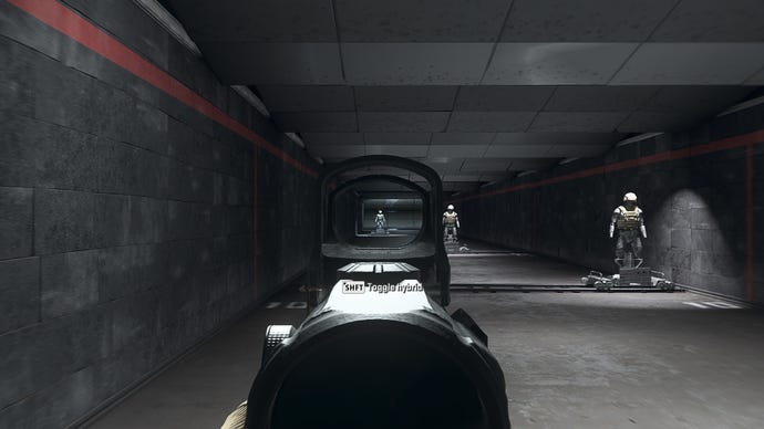 The player in Warzone 2.0 aims at a training dummy using the Hybrid Firepoint optic attachment.