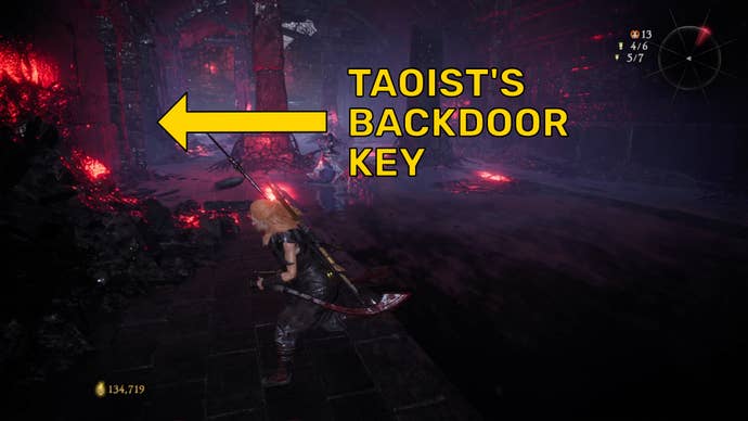 The player in Wo Long enters a large underground room with four pillars. An arrow points to the location of the Taoist’s Backdoor Key.