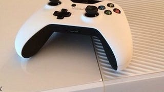 Xbox One branca com Sunset Overdrive listada por loja francesa