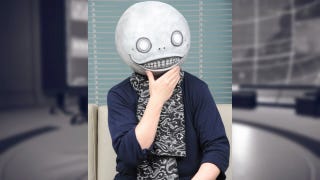 Diretor de Nier Automata perdeu a sua icónica máscara em Los Angeles